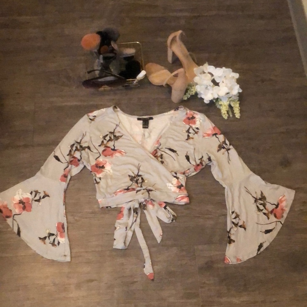 Long sleeve, V-Neck flowery crop top